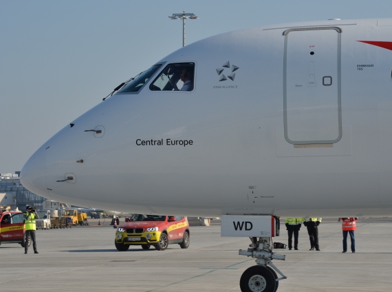 AUA Austrian Airlines Ankunft erster Embraer E-195 E195 OE-LWD am 31102015 Foto Huber Austrian Wings Media Crew_008