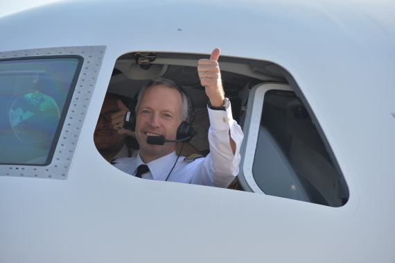 AUA Austrian Airlines Ankunft erster Embraer E-195 E195 OE-LWD am 31102015 Foto Huber Austrian Wings Media Crew_012 Pilot Daumen hoch