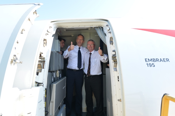 AUA Austrian Airlines Ankunft erster Embraer E-195 E195 OE-LWD am 31102015 Foto Huber Austrian Wings Media Crew_013 Pilot Daumen hoch