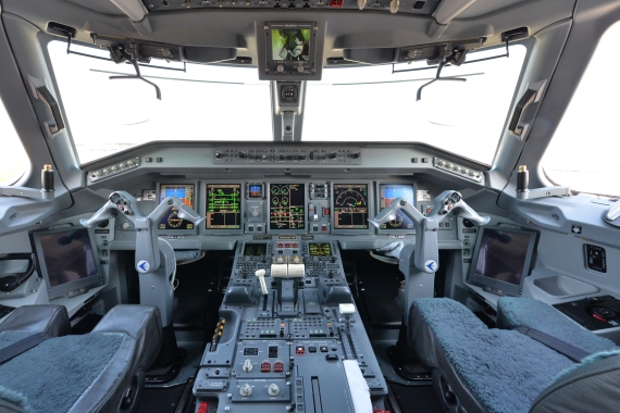 AUA Austrian Airlines Ankunft erster Embraer E-195 E195 OE-LWD am 31102015 Foto Huber Austrian Wings Media Crew_014 Cockpit