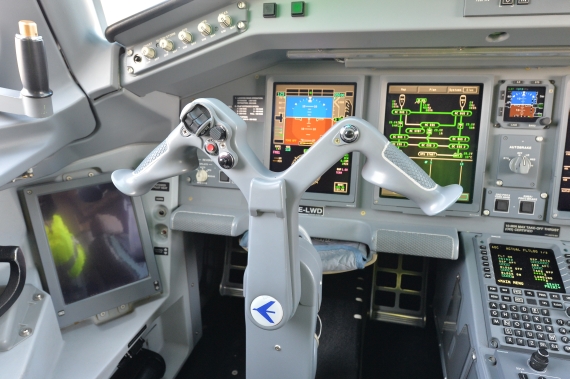 AUA Austrian Airlines Ankunft erster Embraer E-195 E195 OE-LWD am 31102015 Foto Huber Austrian Wings Media Crew_016 Cockpit