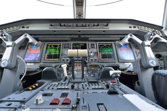 AUA Austrian Airlines Ankunft erster Embraer E-195 E195 OE-LWD am 31102015 Foto Huber Austrian Wings Media Crew_018 Cockpit