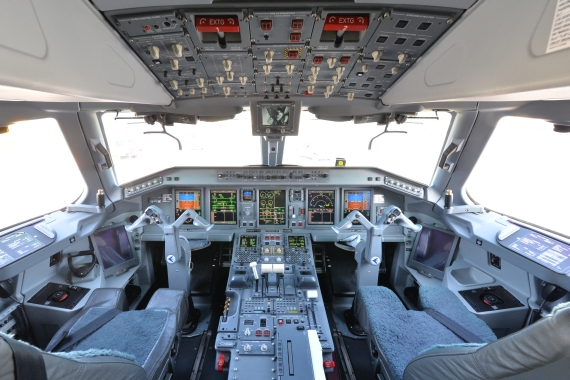 AUA Austrian Airlines Ankunft erster Embraer E-195 E195 OE-LWD am 31102015 Foto Huber Austrian Wings Media Crew_019 Cockpit