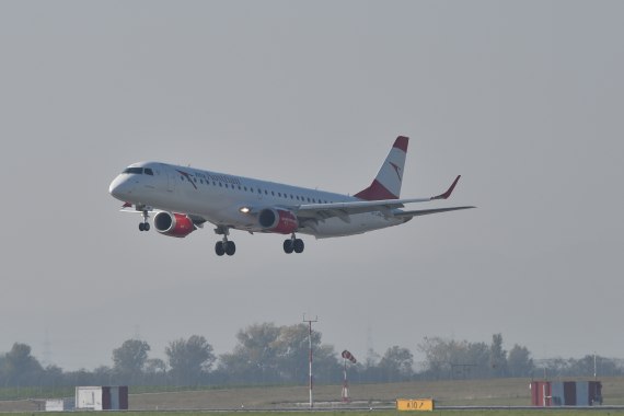 AUA Austrian Airlines Ankunft erster Embraer E-195 E195 am 31102015 Low Pass Foto Huber Austrian Wings Media Crew