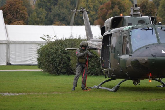 Bundesheer Anflug Nationalfeiertag 2015 Foto Markus Dobrozemsky AB 212 Landung Bordtechniker Foto 19.10.15 08 31 13