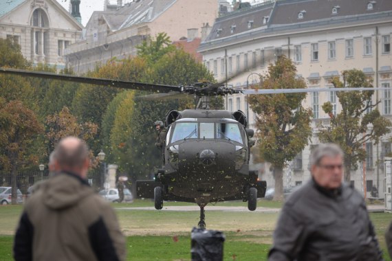 Bundesheer Anflug Nationalfeiertag 2015 Foto Markus Dobrozemsky Black Hawk Anflug Heldenplatz Foto 19.10.15 08 35 27