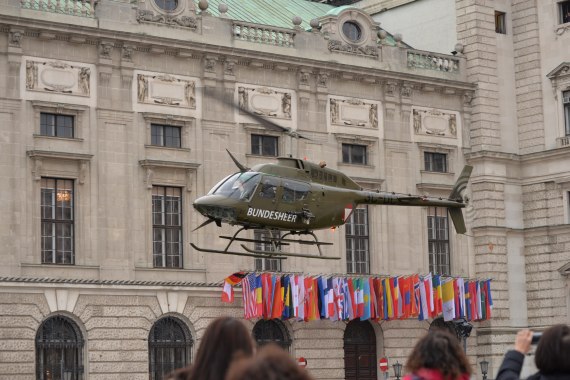 Bundesheer Anflug Nationalfeiertag 2015 Foto Markus Dobrozemsky OH-58 Anflug Heldenplatz Foto 19.10.15 08 37 33