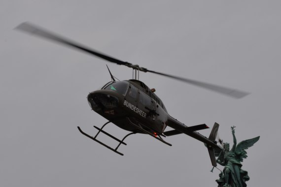 Bundesheer Anflug Nationalfeiertag 2015 Foto Markus Dobrozemsky OH-58 Kiowa Anflug Heldenplatz Foto 19.10.15 08 37 20