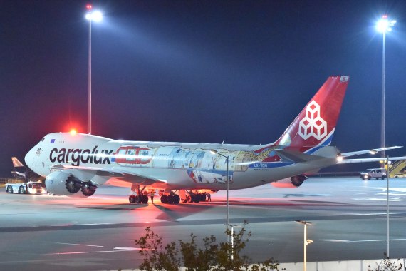 DSC_0410 First Landing Cargolux Boeing 747-8F LX-VCM special 45yrs clrs at VIE on 17102015 Credit Patrick Huber Austrian Wings