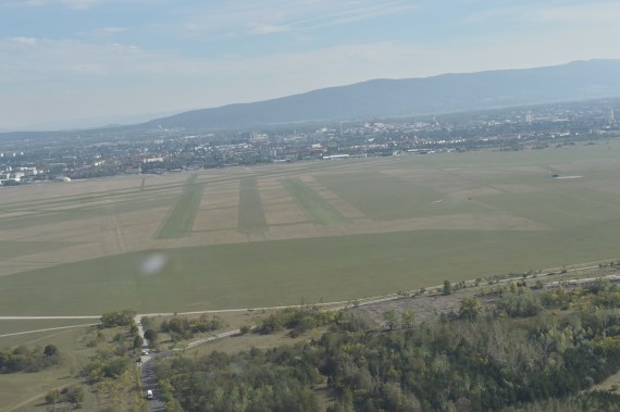 Einkurven zum Endanflug auf die (Gras-) Piste 14 L