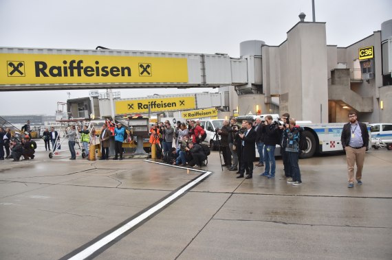 Zahlreiche Fotografen begrüßten den A350 am Vorfeld.