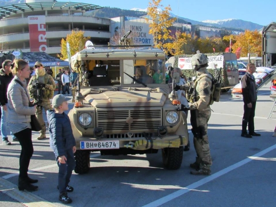 Flughafenfest INnsbruck mit Puch G und MG-74 Jagdkommando Foto Georg Huemer Flughafenfest INnsbruck mit Puch G und MG-74 Jagdkommando Foto Georg Huemer