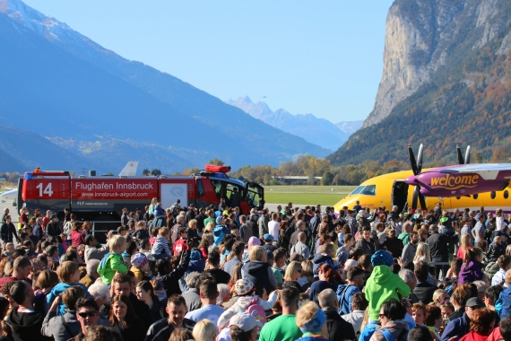 Flughafenfest Innsbruck 2015 Foto CSchöpf Besucher mit Welcome Air und Feuerwehr