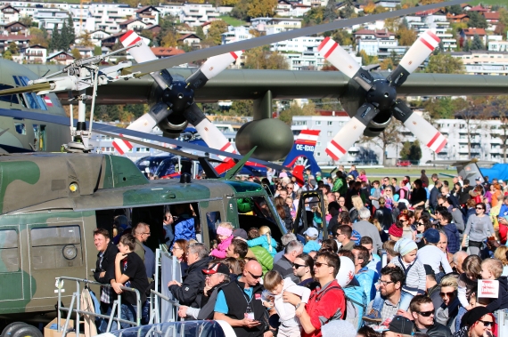 Flughafenfest Innsbruck 2015 Foto CSchöpf Besucher