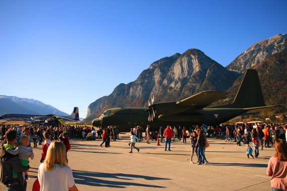 Flughafenfest Innsbruck 2015 Foto CSchöpf C-130 Hercules mit Besuchern Flughafenfest Innsbruck 2015 Foto CSchöpf C-130 Hercules mit Besuchern