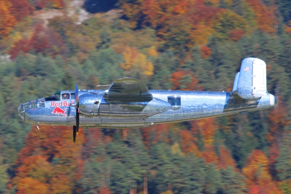 Flughafenfest Innsbruck 2015 Foto CSchöpf Low Pass B-25 Flying bulls Flughafenfest Innsbruck 2015 Foto CSchöpf Low Pass B-25 Flying bulls