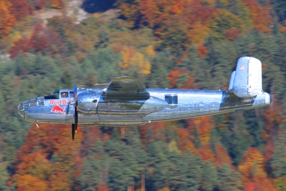 Flughafenfest Innsbruck 2015 Foto CSchöpf Low Pass B-25 Flying bulls