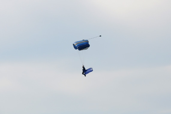 Flugtag-Linz-Fallschirmspringer-Foto-MK-Austrian-Wings-Media-Crew