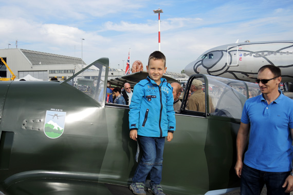 Flugtag-Linz-Kind-auf-Messerschmidt-Foto-MK-Austrian-Wings-Media-Crew