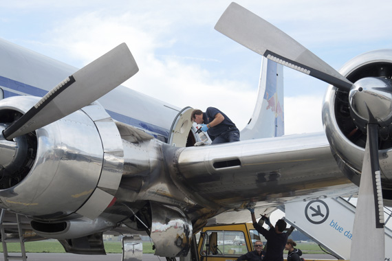 Auch die Flying Bulls waren mit einer Abordnung ihrer Fluggeräte teil des Flugprogramms. Neben der DC-6 waren auch die Cobra, eine BO-105, die B25, die Blaniks und zwei Alpha-Jets vor Ort.