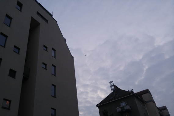 Ein Flugzeug im Landeanflug auf Wien-Schwechat über Wien. Kaum zu sehen, kaum zu hören, aber Grund genug für einzene "Bürgervertreter", auf die Barrikaden zu gehen.