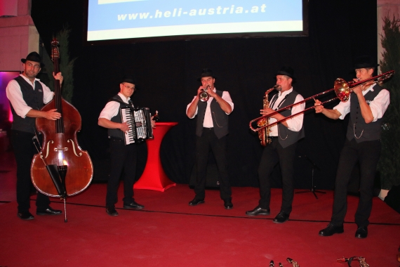 Heliport St.Johann SASA aus dem Zillertal unterhielten musikalisch Heliport St.Johann SASA aus dem Zillertal unterhielten musikalisch