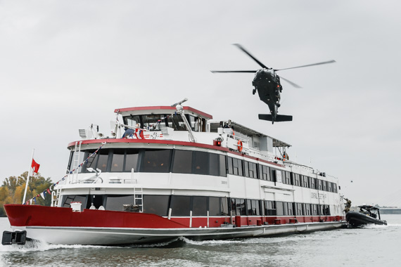 Black Hawk bei Schiff auf der Donau Bundesheer Jagdkommando Gefechtsvorführung Wien 21102015 Foto Ulrich Lehner