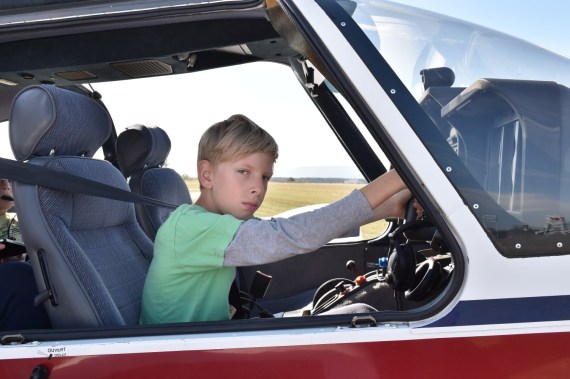 Nico im Cockpit der TB-200