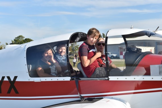 Begeistert: Sophia (rechts hinten), Betreuerin Celina (links hinten) und Yusuf (rechts vorne) nach ihrem Flug