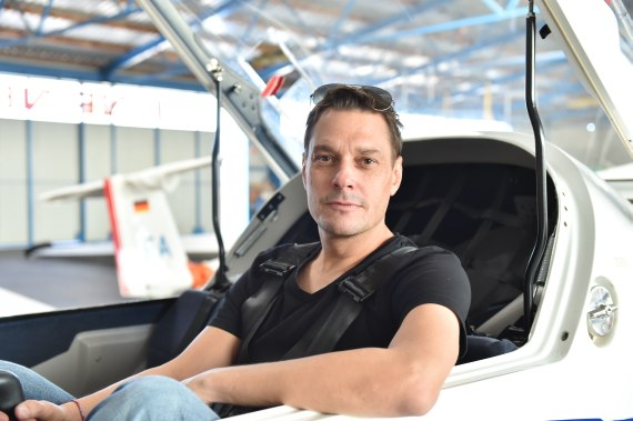 Organisator Wolfgang Zimmermann im Cockpit einer Dimona Organisator Wolfgang Zimmermann im Cockpit einer Dimona