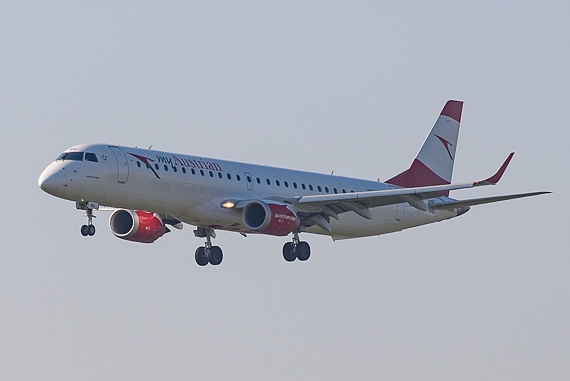 Markus Dobrozemsky AUA Austrian Airlines Embraer E-195 erste Landung OE-LWD