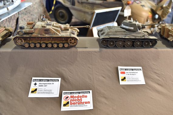 Modellbaumesse 2015 Foto Huber Austrian Wings Media Crew Deutsche STurmgeschütz STUG IV und russicher T-34