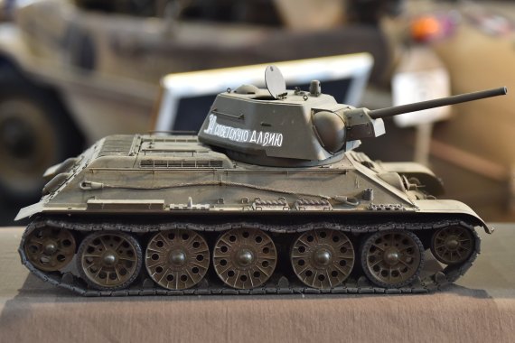 Sowjetrussischer Kampfpanzer vom Typ T-34 am Stand von Doppeladler.com