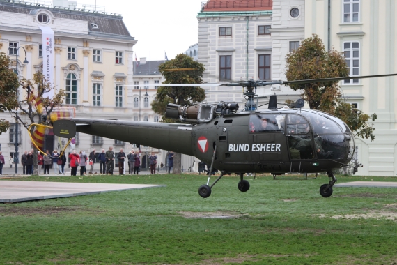 Nationalfeiertag Bundesheer Arrival Alouette III_3 Heldenplatz Vienna 191015 Robert Erenstein