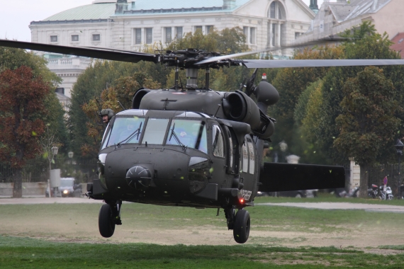 Nationalfeiertag Bundesheer Arrival Blackhawk Black Hawk 2 Heldenplatz Vienna 191015 Robert Erenstein