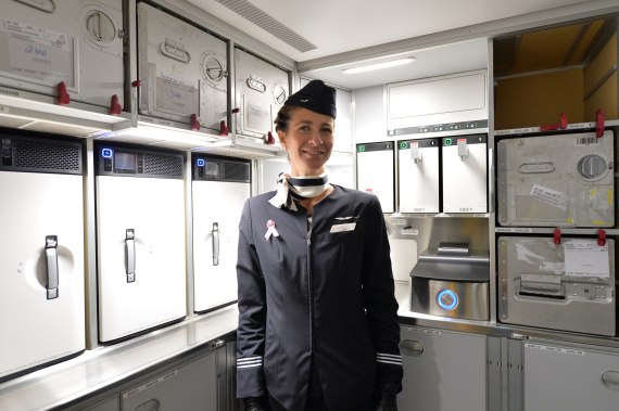 OH-LWA Finnair Airbus A350 Erstlandung Huber Austrian Wings Media Crew Bordküche Galley Flugbegleiterin