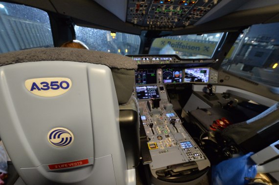 OH-LWA Finnair Airbus A350 Erstlandung Huber Austrian Wings Media Crew Cockpit Pilotensitz