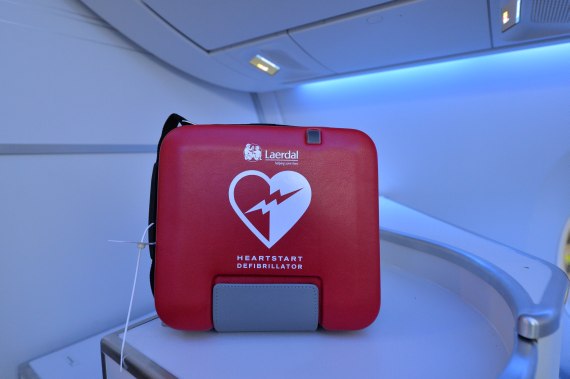 Symbolbild Defibrillator an Bord eines Verkehrsflugzeuges