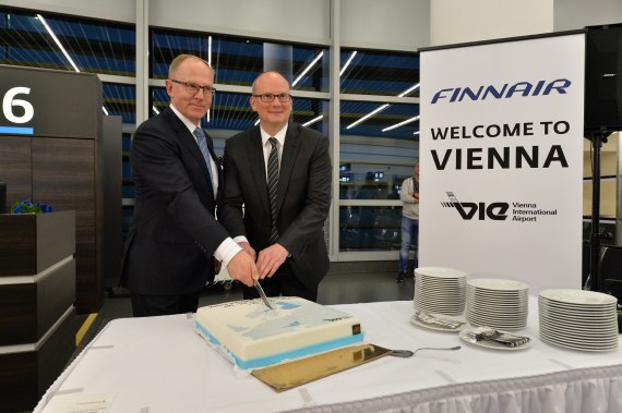 Der Finnair-CEO mit Flughafenchef Julian Jäger beim Tortenanschnitt