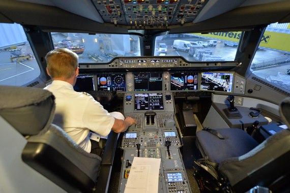 OH-LWA Finnair Airbus A350 Erstlandung Huber Austrian Wings Media Crew Pilot bei der Arbeit im Cockpit