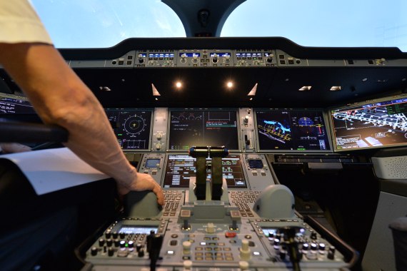OH-LWA Finnair Airbus A350 Erstlandung Huber Austrian Wings Media Crew Pilot bei der Arbeit im Cockpit_1