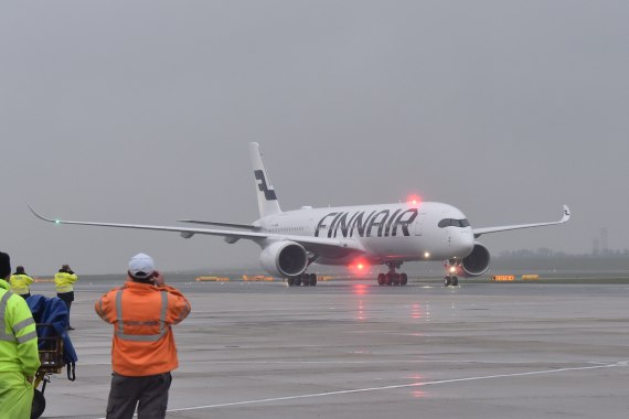 OH-LWA Finnair Airbus A350 Erstlandung Huber Austrian Wings Media Crew rollen