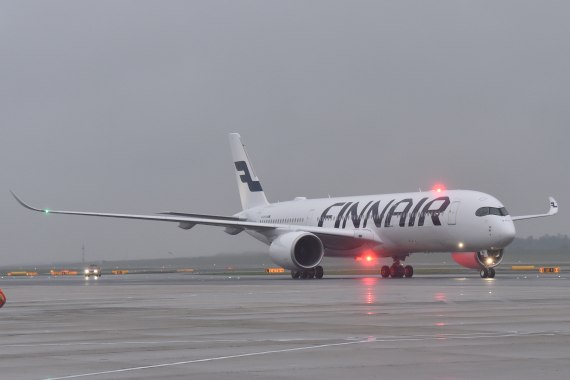 OH-LWA Finnair Airbus A350 Erstlandung Huber Austrian Wings Media Crew rollen_1