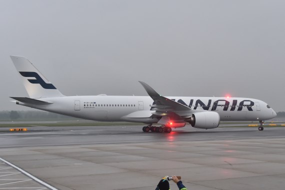 OH-LWA Finnair Airbus A350 Erstlandung Huber Austrian Wings Media Crew rollen_3
