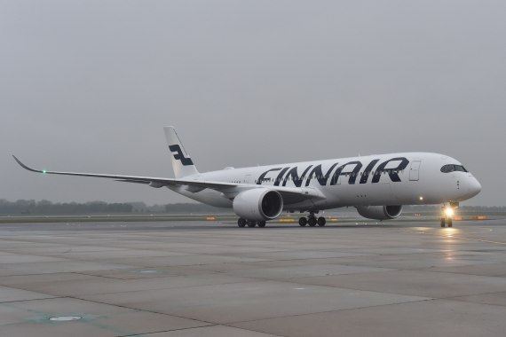 OH-LWA Finnair Airbus A350 Erstlandung Huber Austrian Wings Media Crew rollen_5