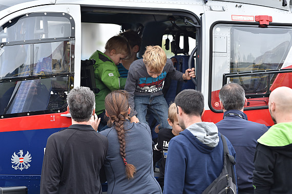 Sicherheitstag Vösendorf Kinder im Helikopter der Flugpolizei Foto Huber Austrian Wings Media Crew