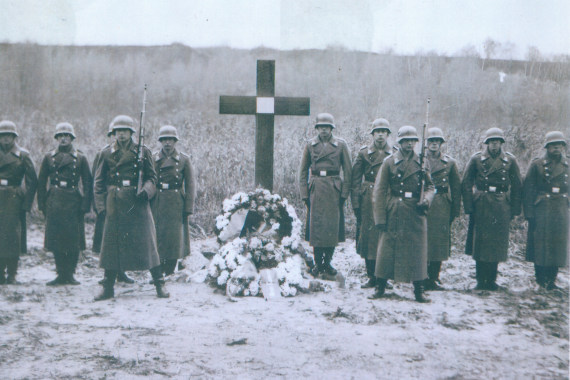 Eines der aufesehenerregensten Fotos im neuen Buch stellt die Ehrenwache von Trehers Kameraden am 7. November 1940 an dessen Grabstelle dar.