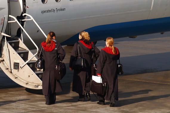 Einige Zeit flogen die Flugbegleiter der Tyrolean trotz AUA-Lackierung der Flugzeuge noch in klassischen Tiroler-Trachtenuniformen. Einige Zeit flogen die Flugbegleiter der Tyrolean trotz AUA-Lackierung der Flugzeuge noch in klassischen Tiroler-Trachtenuniformen.