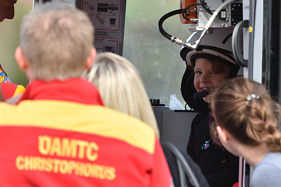 Zukünftige Notärztin oder Intensivmedizinerin? Die Crew des ÖAMTC-ITH zauberte ein Lachen in die Gesichter unzähliger Kinder