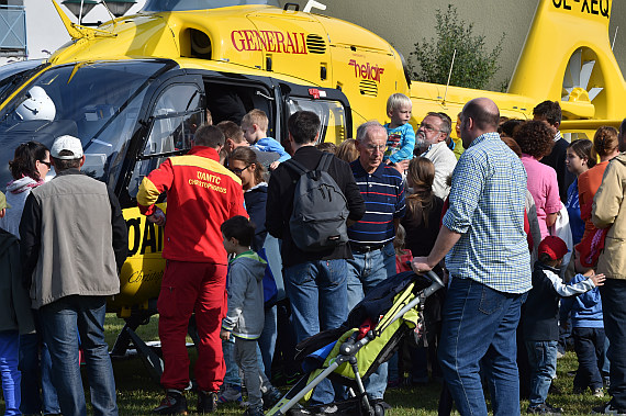 Vösendorfer Sicherheitstag 2015 Foto Huber Austrian Wings Media Crew ÖAMTC ITH Intensivtransporthubschrauber OE-XEQ Besucher closeup